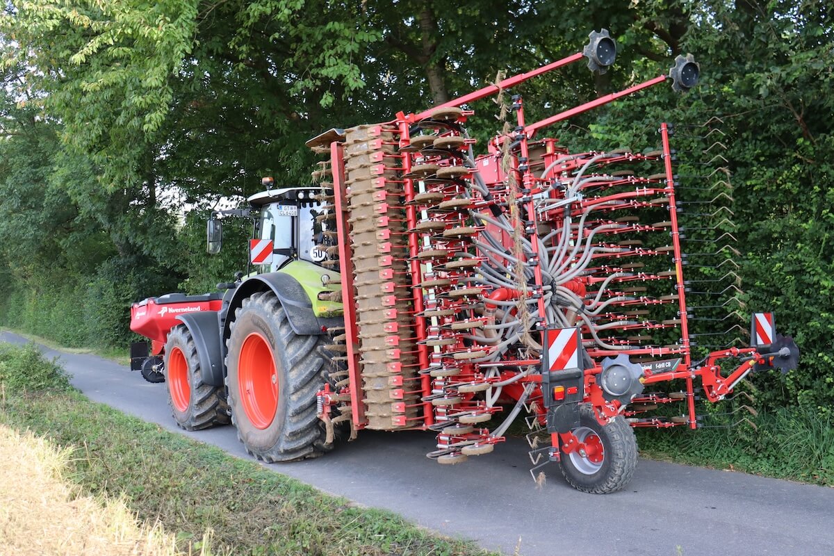  L'erpice Rotago F e la barra di semina CB F di Kverneland possono essere ripiegate verticalmente per il trasporto su strada